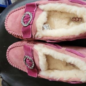UGG FUZZY SLIPPERS SZ 8